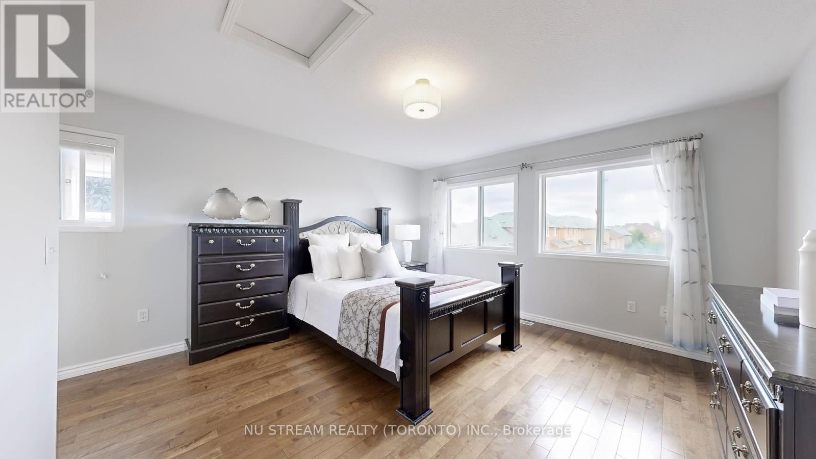 Photo 21 of 41 Bur Oak Avenue, Markham ON