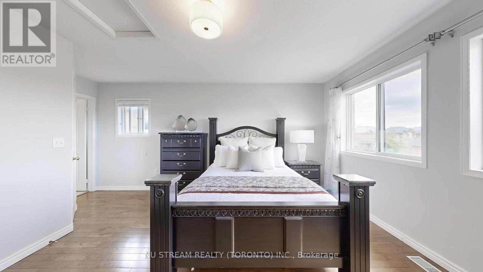 Photo 22 of 41 Bur Oak Avenue, Markham ON