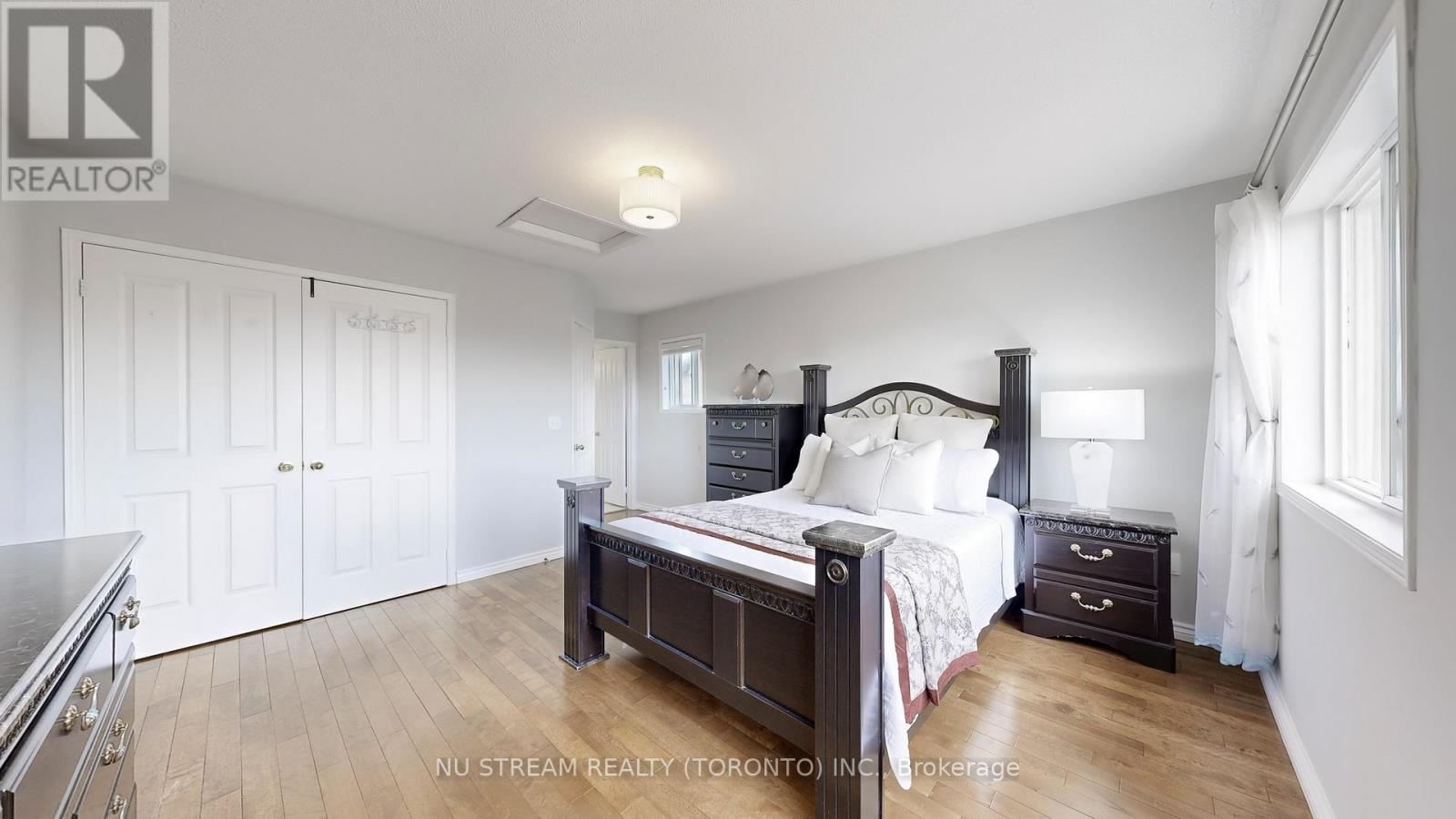 Photo 23 of 41 Bur Oak Avenue, Markham ON