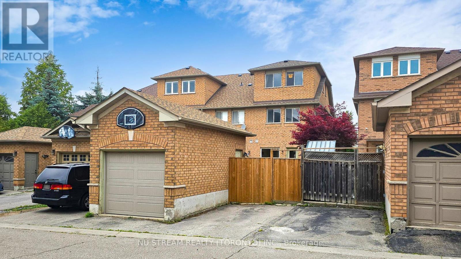 Photo 29 of 41 Bur Oak Avenue, Markham ON