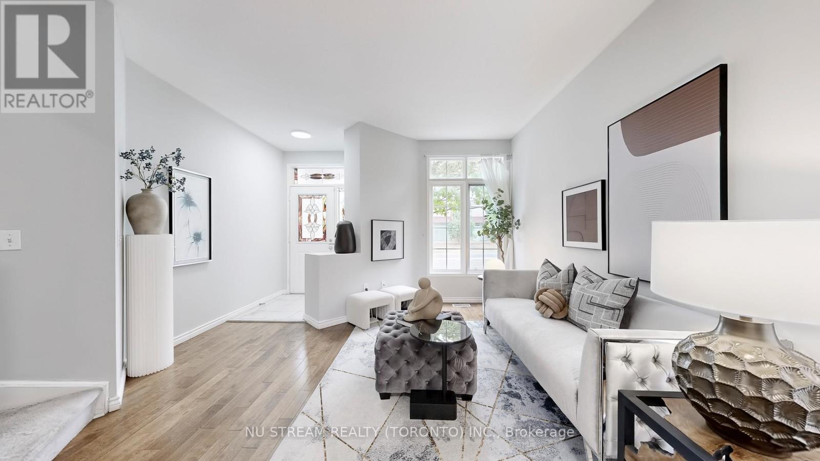 Photo 3 of 41 Bur Oak Avenue, Markham ON