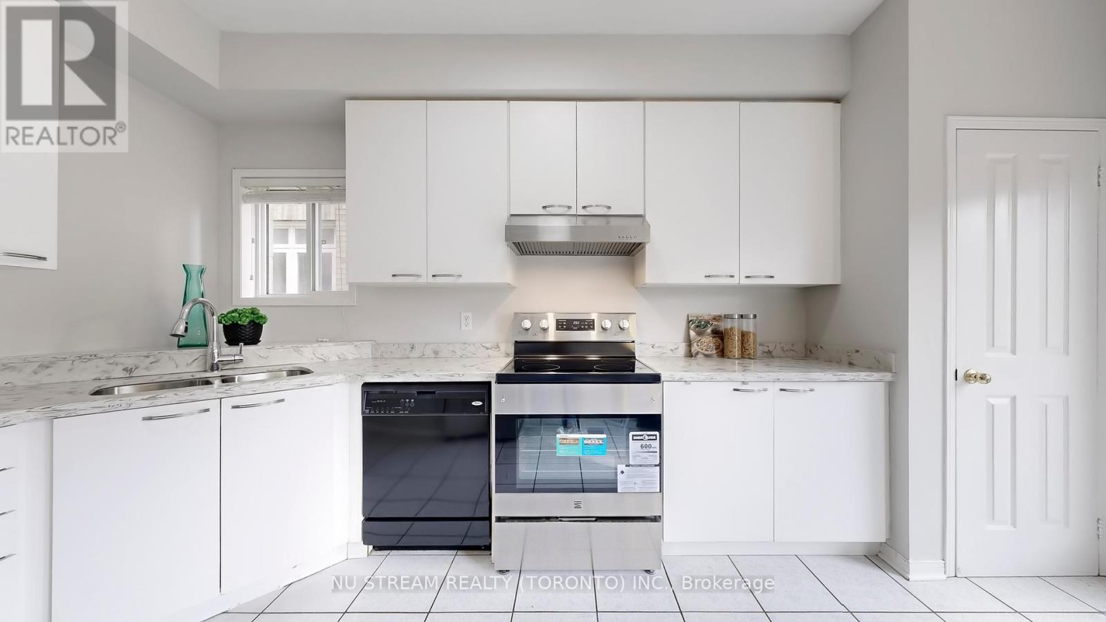 Photo 8 of 41 Bur Oak Avenue, Markham ON