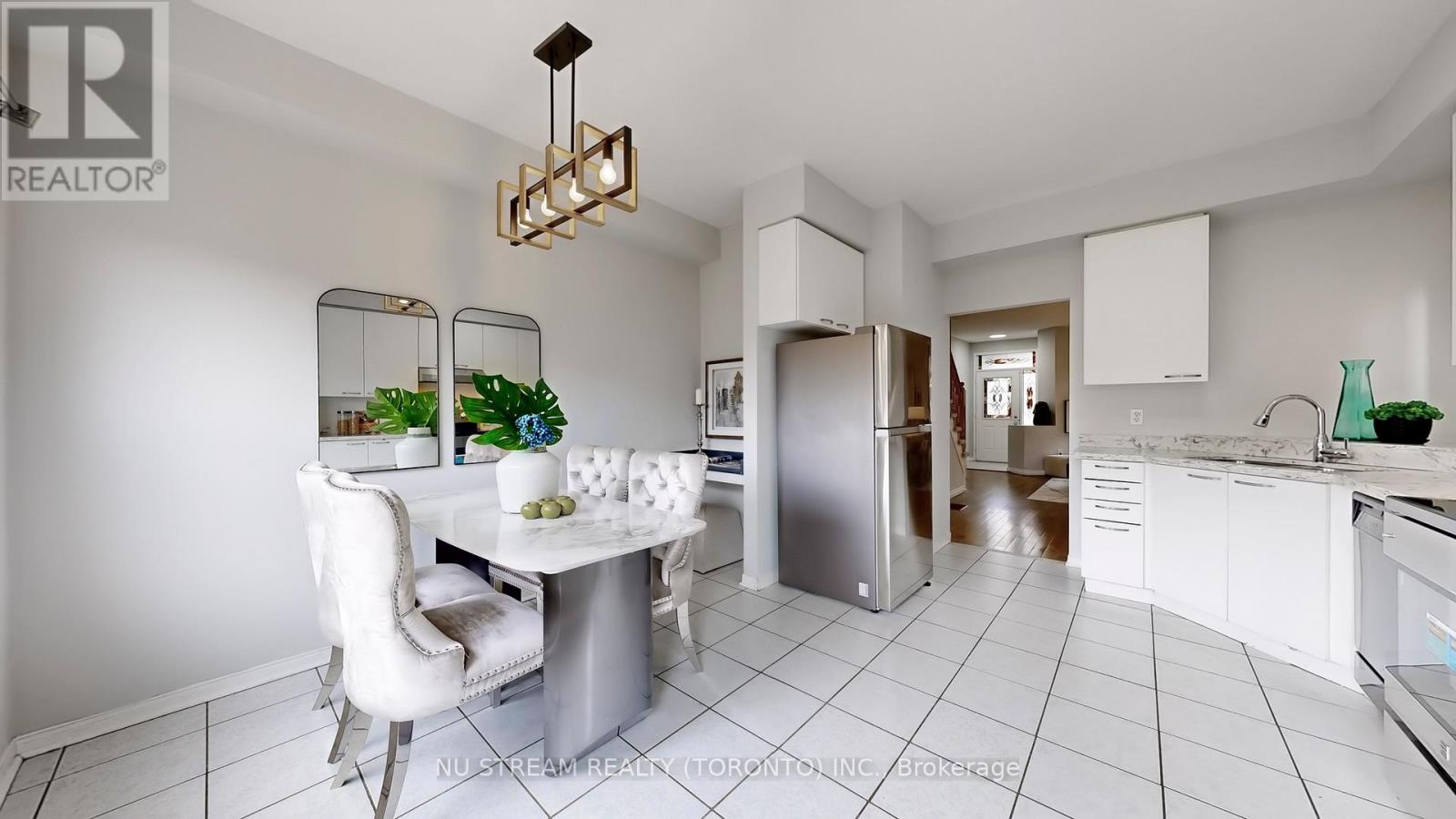 Photo 9 of 41 Bur Oak Avenue, Markham ON