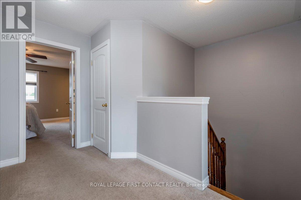 Photo 11 of 22 Admiral Crescent, Essa ON