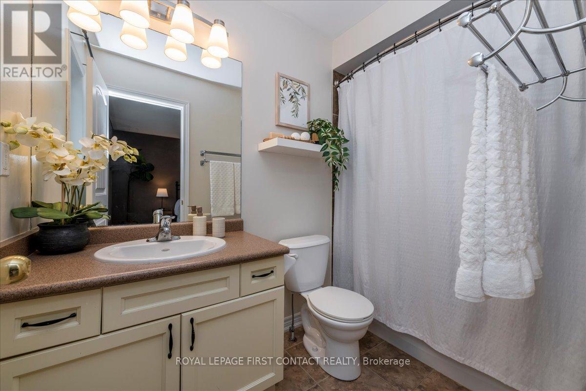 Photo 21 of 22 Admiral Crescent, Essa ON