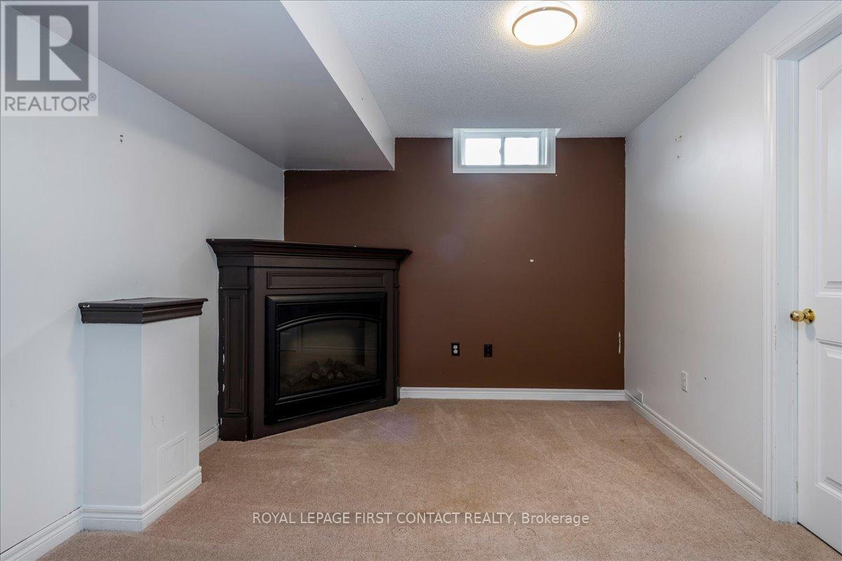 Photo 15 of 22 Admiral Crescent, Essa ON