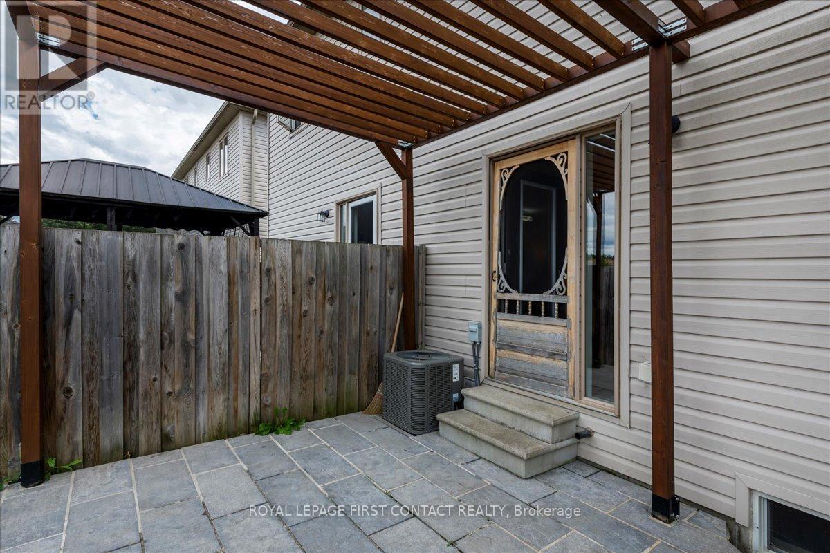 Photo 3 of 22 Admiral Crescent, Essa ON