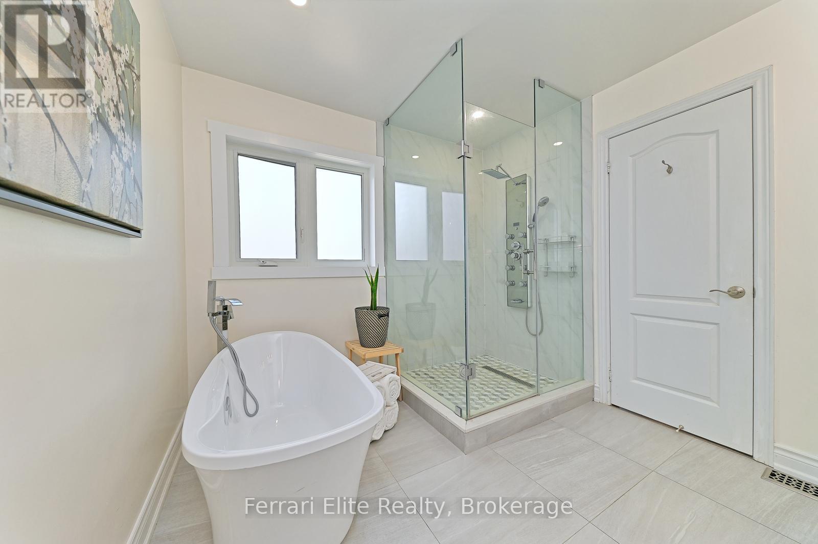 Photo 3 of 16 Amos Court, Markham ON