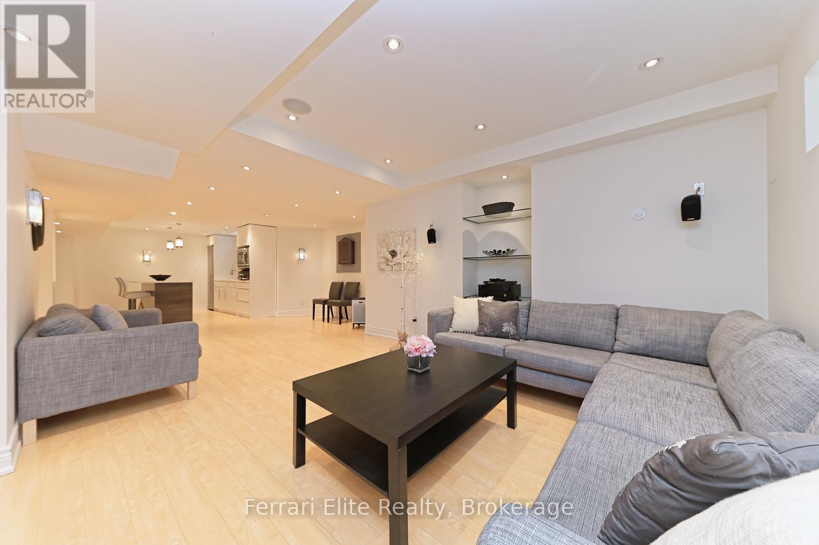 Photo 10 of 16 Amos Court, Markham ON