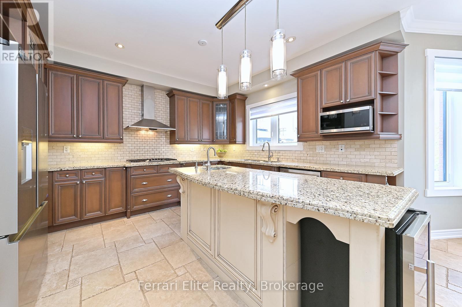 Photo 13 of 16 Amos Court, Markham ON