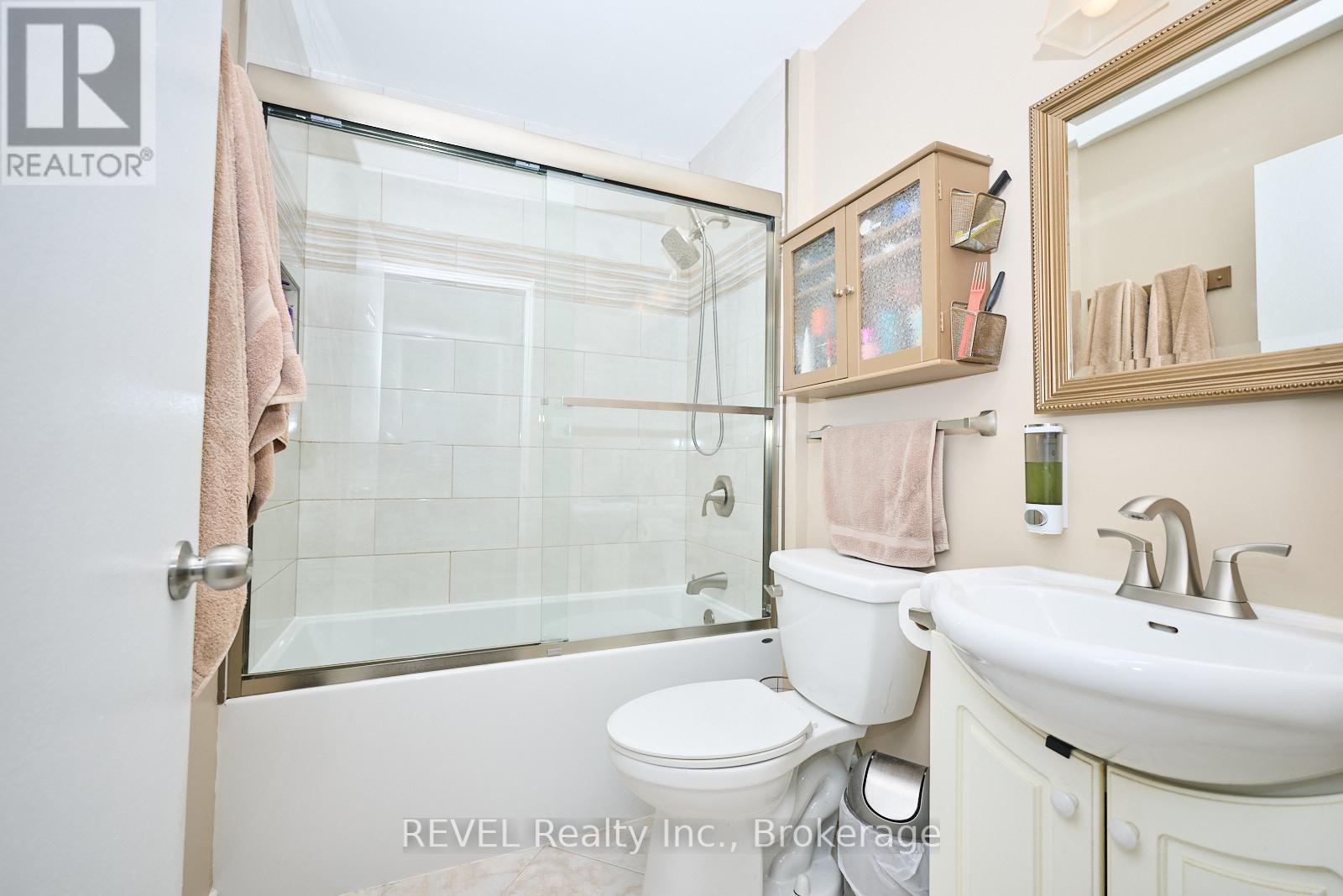 Photo 11 of 382 Hennepin Avenue, Welland ON