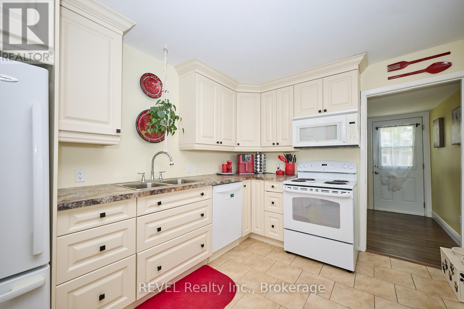 Photo 4 of 382 Hennepin Avenue, Welland ON