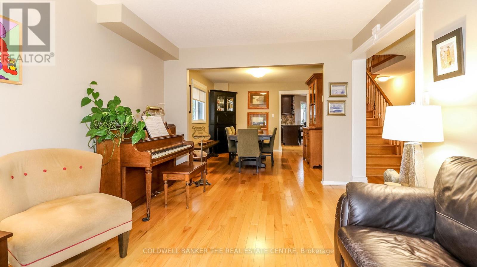 Photo 4 of 12 Gordon Court, Barrie ON