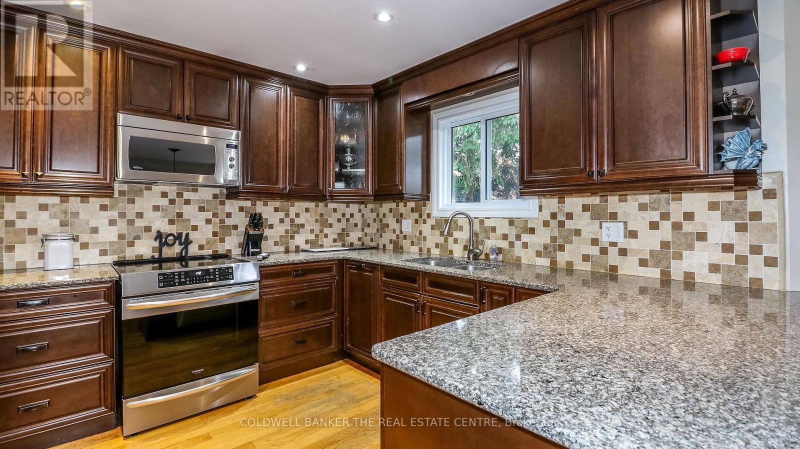 Photo 38 of 12 Gordon Court, Barrie ON