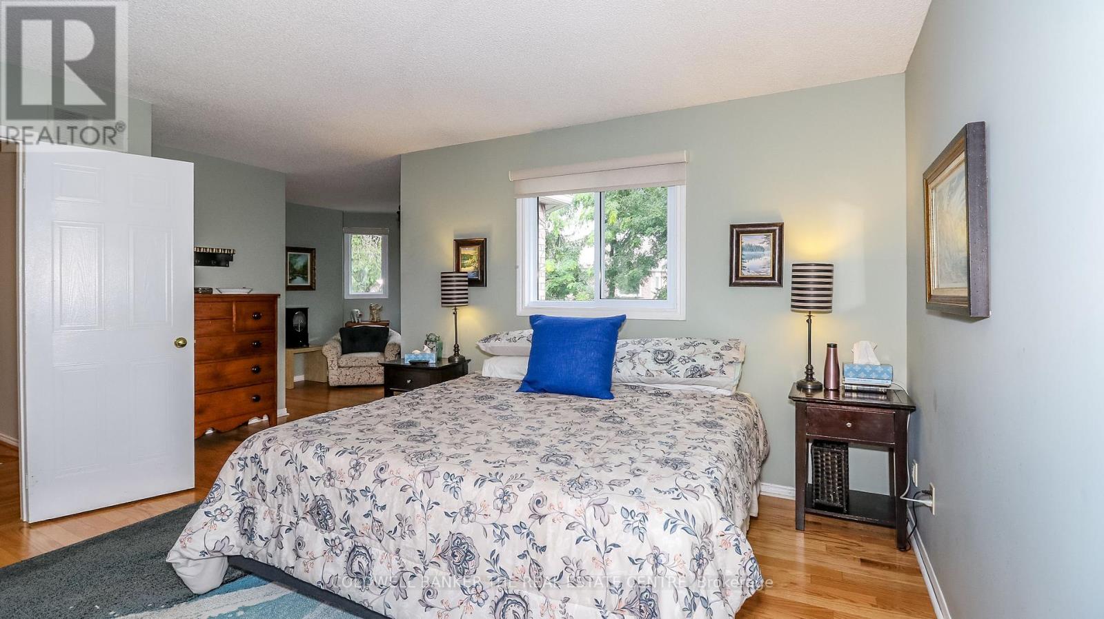 Photo 2 of 12 Gordon Court, Barrie ON