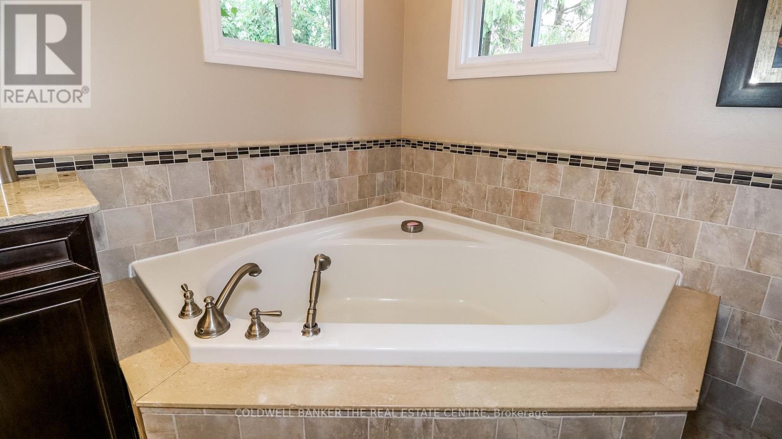 Photo 3 of 12 Gordon Court, Barrie ON