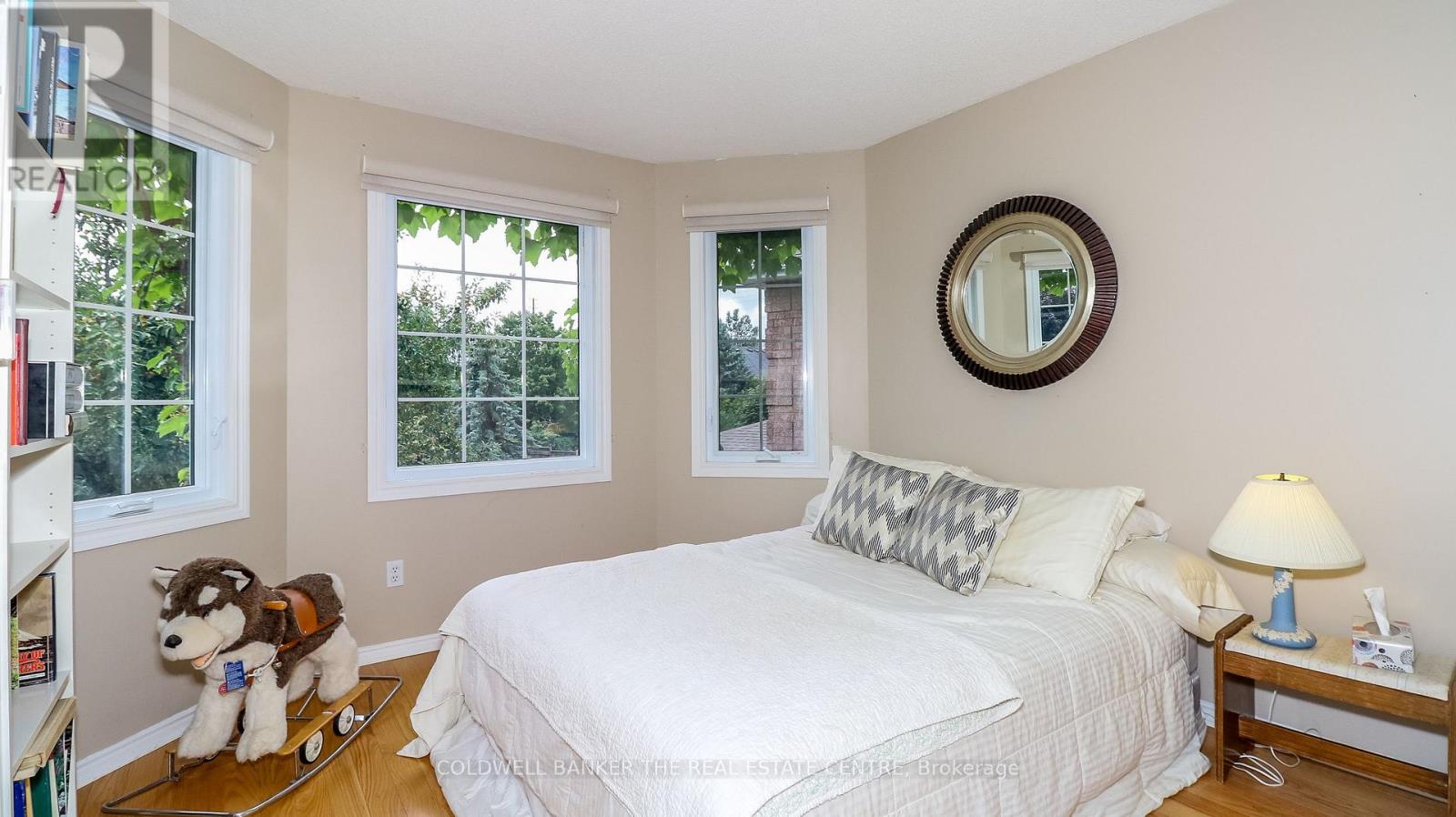 Photo 5 of 12 Gordon Court, Barrie ON