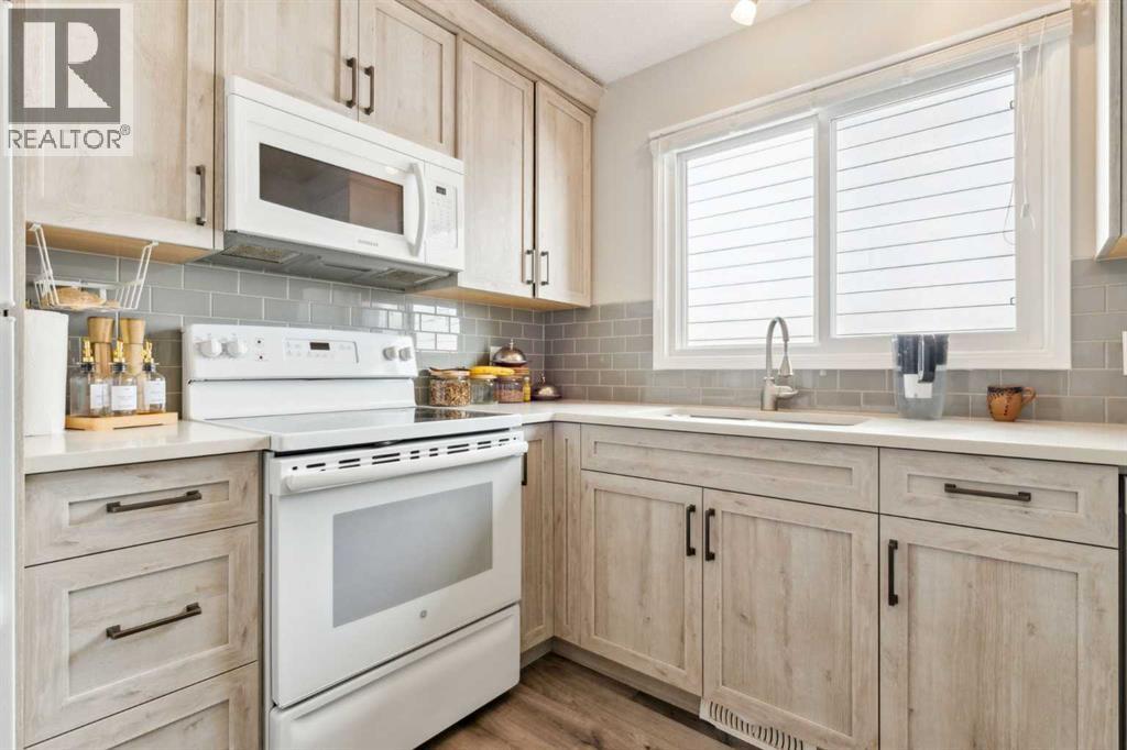 Photo 8 of 1734 47 Avenue Sw, Calgary AB