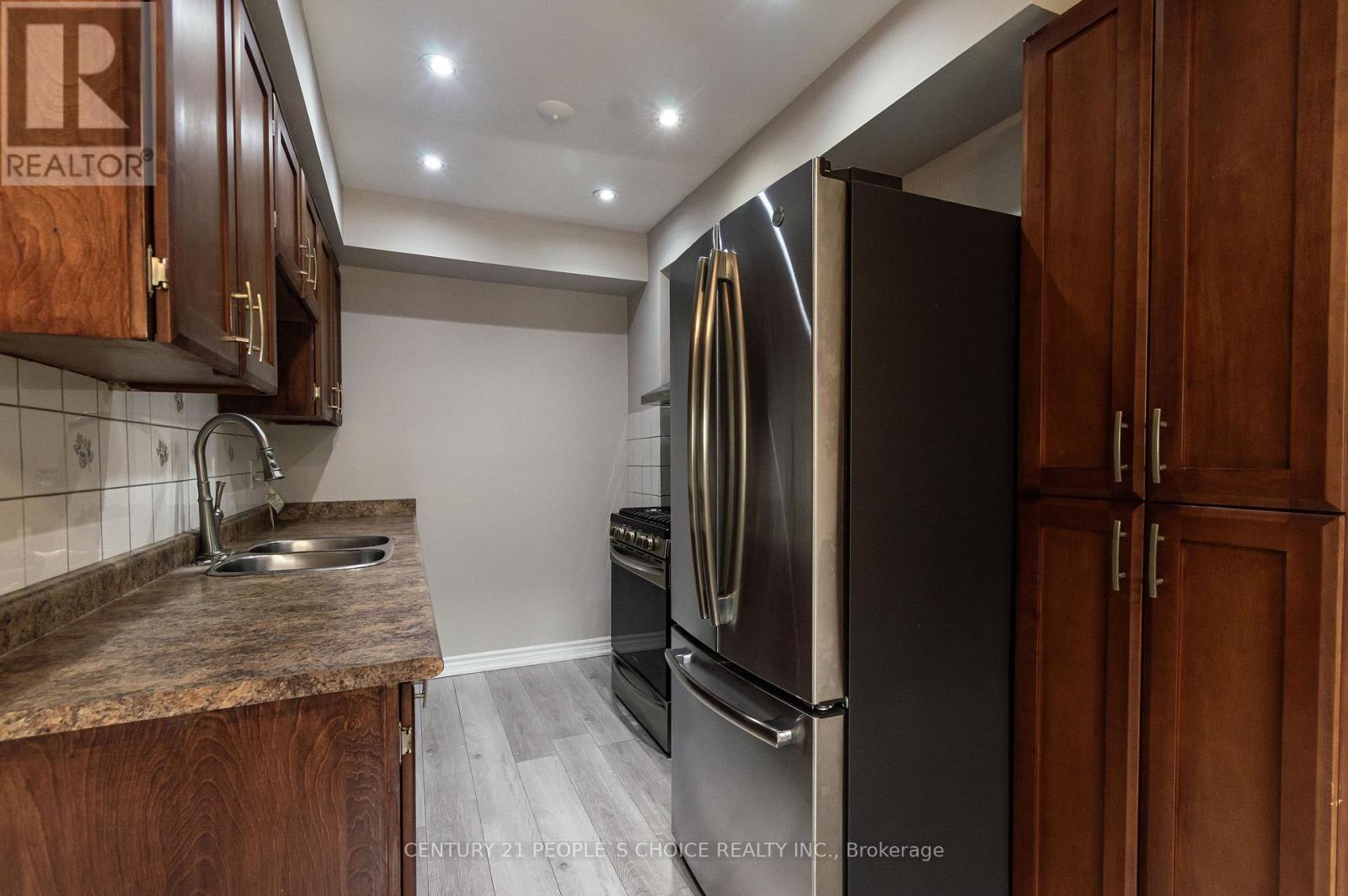 Photo 6 of 16 Franklin Court, Brampton ON
