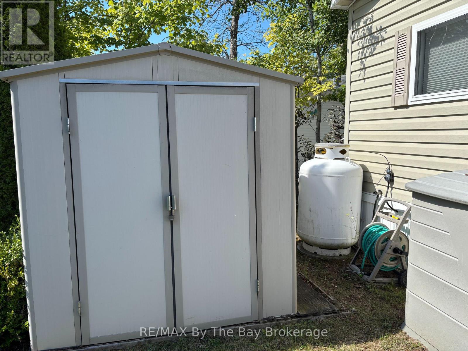 Photo 23 of 15 Huron Circle, Wasaga Beach ON