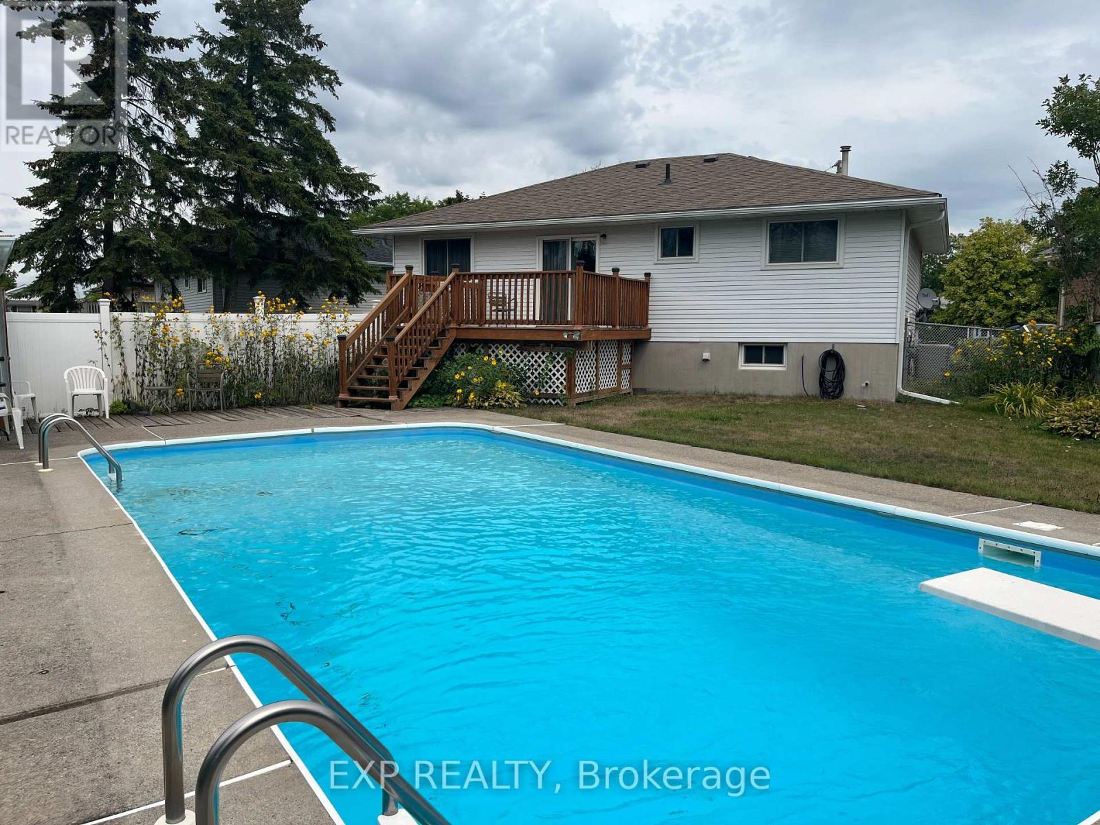 Photo 2 of 14 Dixie Place, Belleville ON