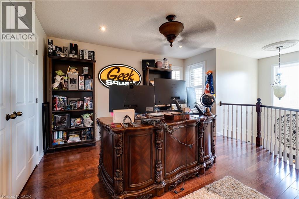 Photo 2 of 274 Springvalley Crescent, Hamilton ON