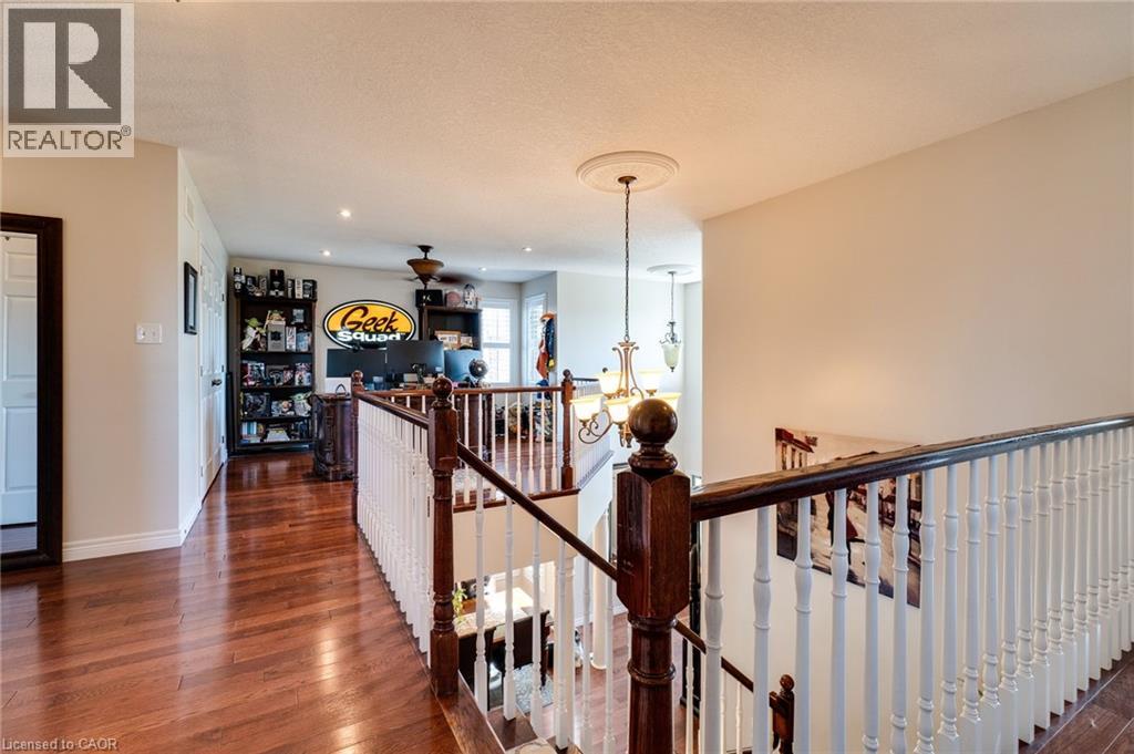 Photo 40 of 274 Springvalley Crescent, Hamilton ON