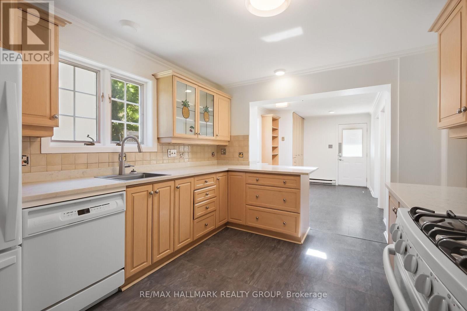 Photo 13 of 82 Laurentian Place, Ottawa ON