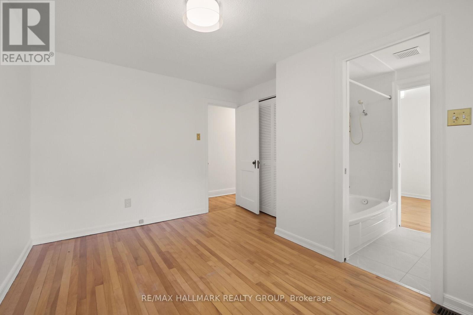 Photo 37 of 82 Laurentian Place, Ottawa ON