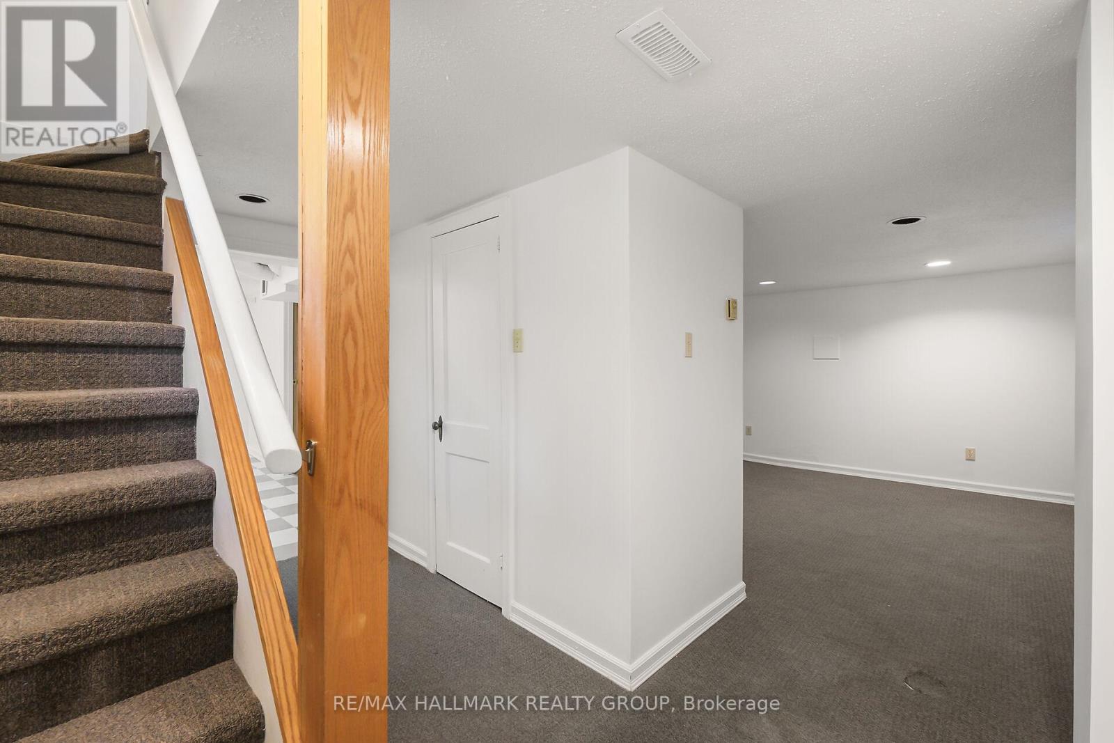 Photo 38 of 82 Laurentian Place, Ottawa ON