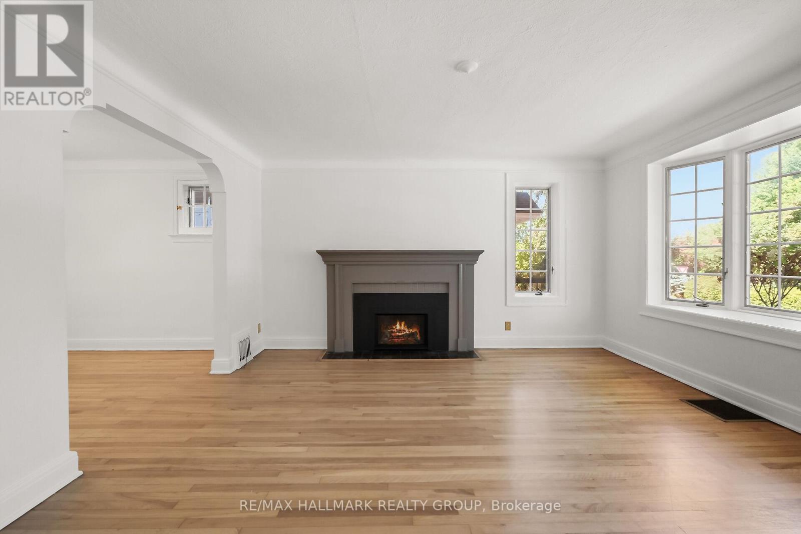 Photo 7 of 82 Laurentian Place, Ottawa ON