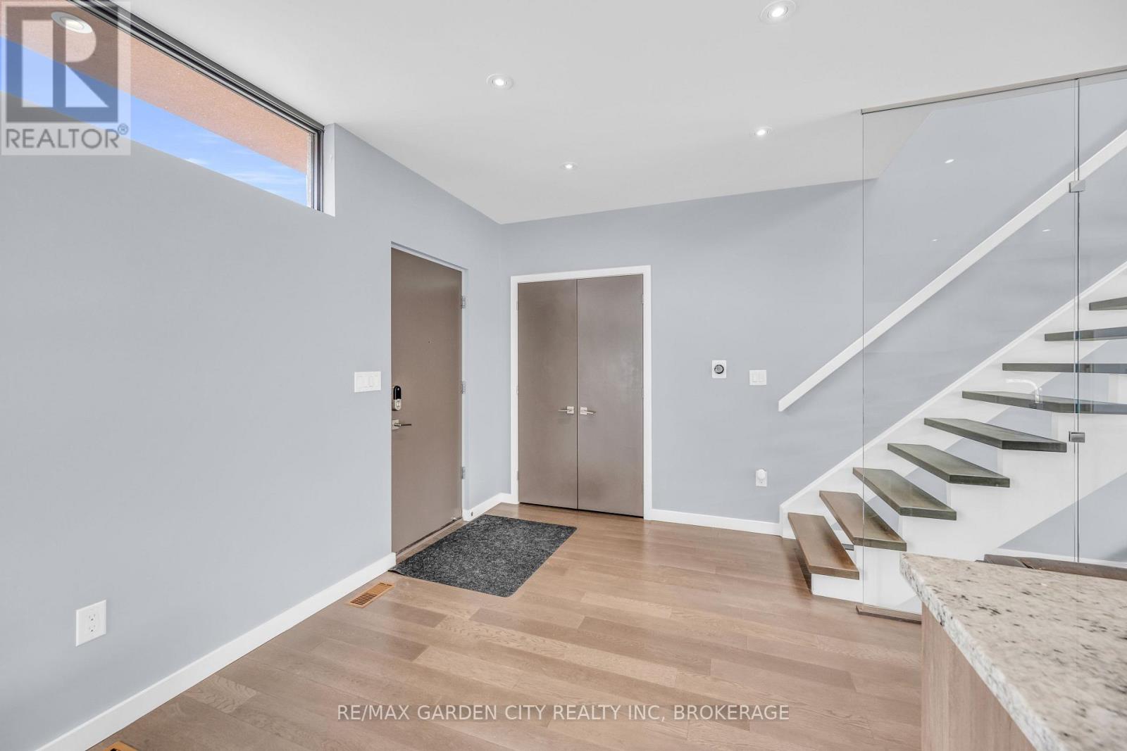 Photo 1 of 12 1 2 Beamer Court, Thorold ON