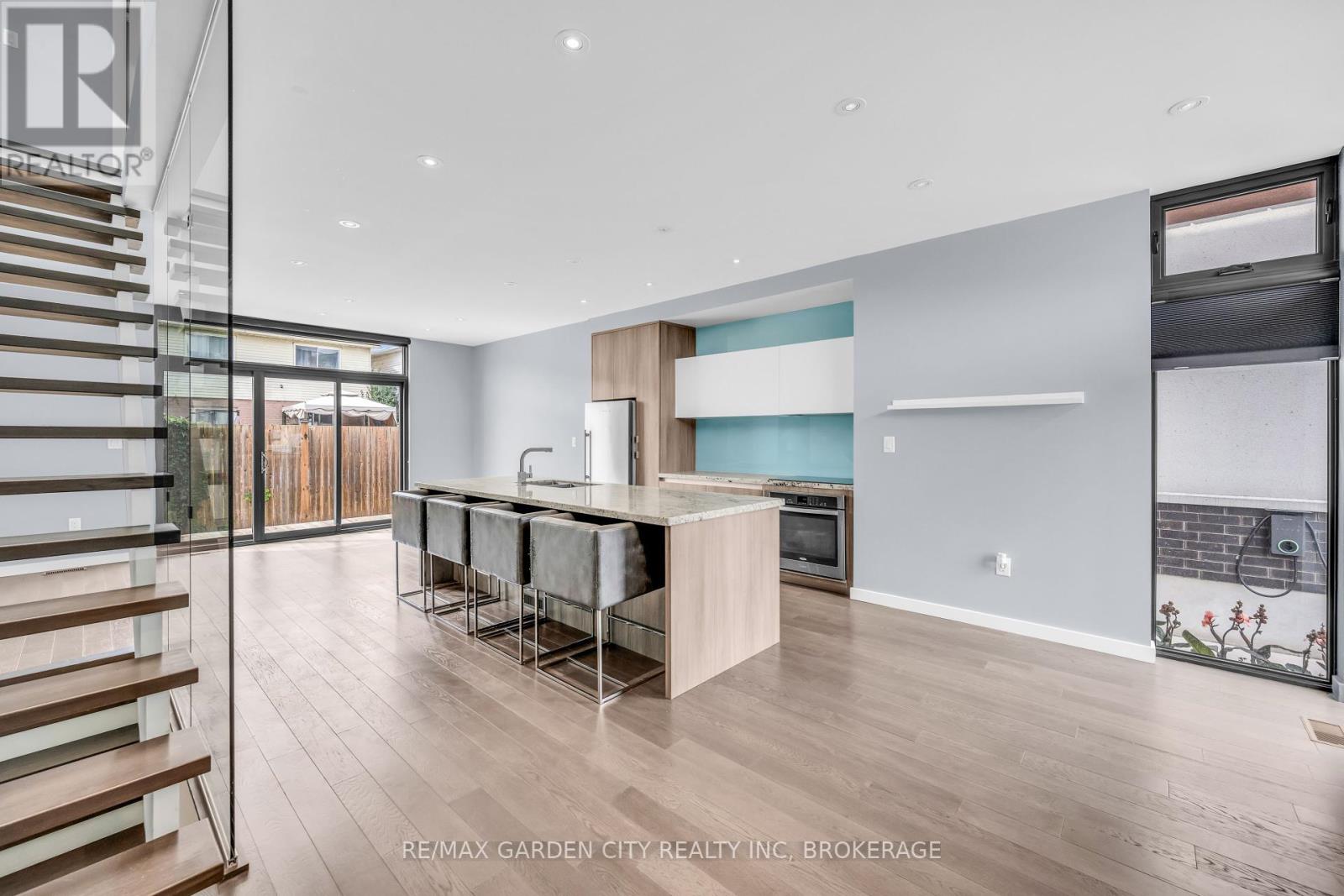 Photo 40 of 12 1 2 Beamer Court, Thorold ON