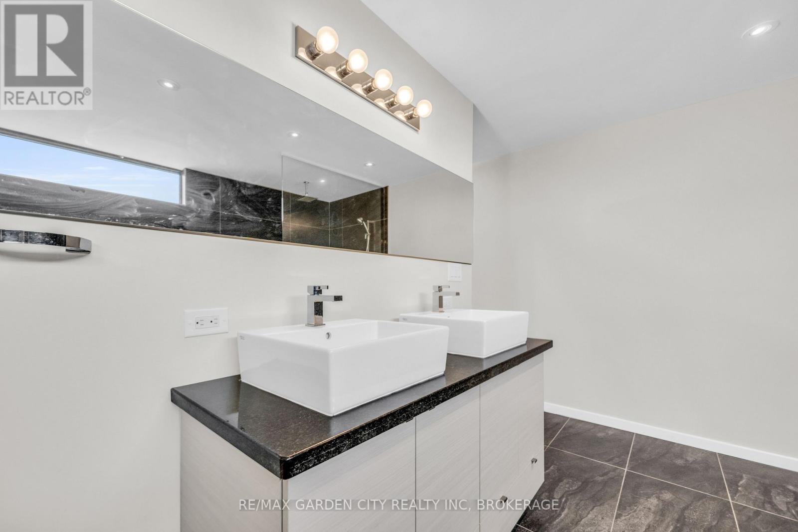 Photo 45 of 12 1 2 Beamer Court, Thorold ON