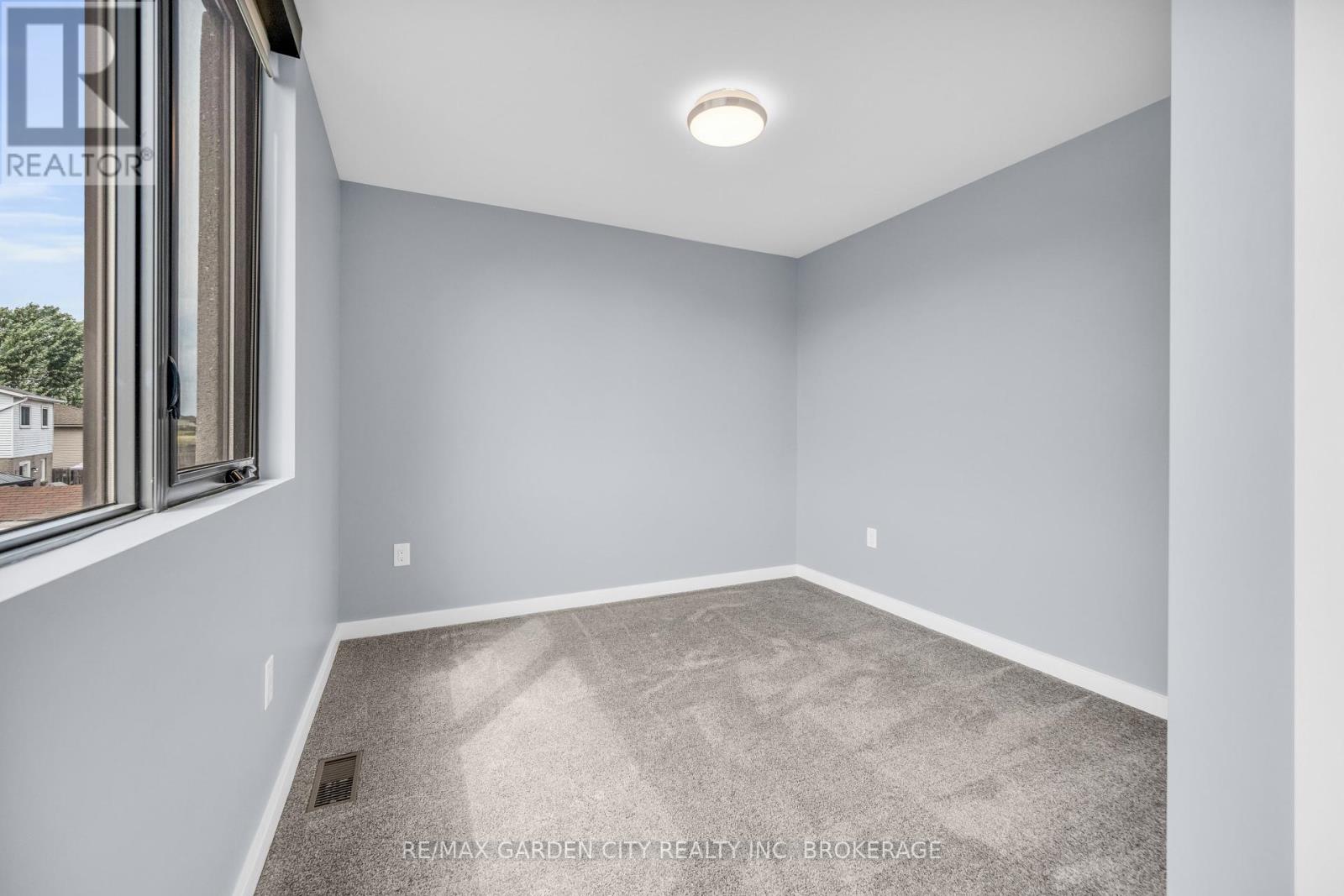 Photo 34 of 12 1 2 Beamer Court, Thorold ON