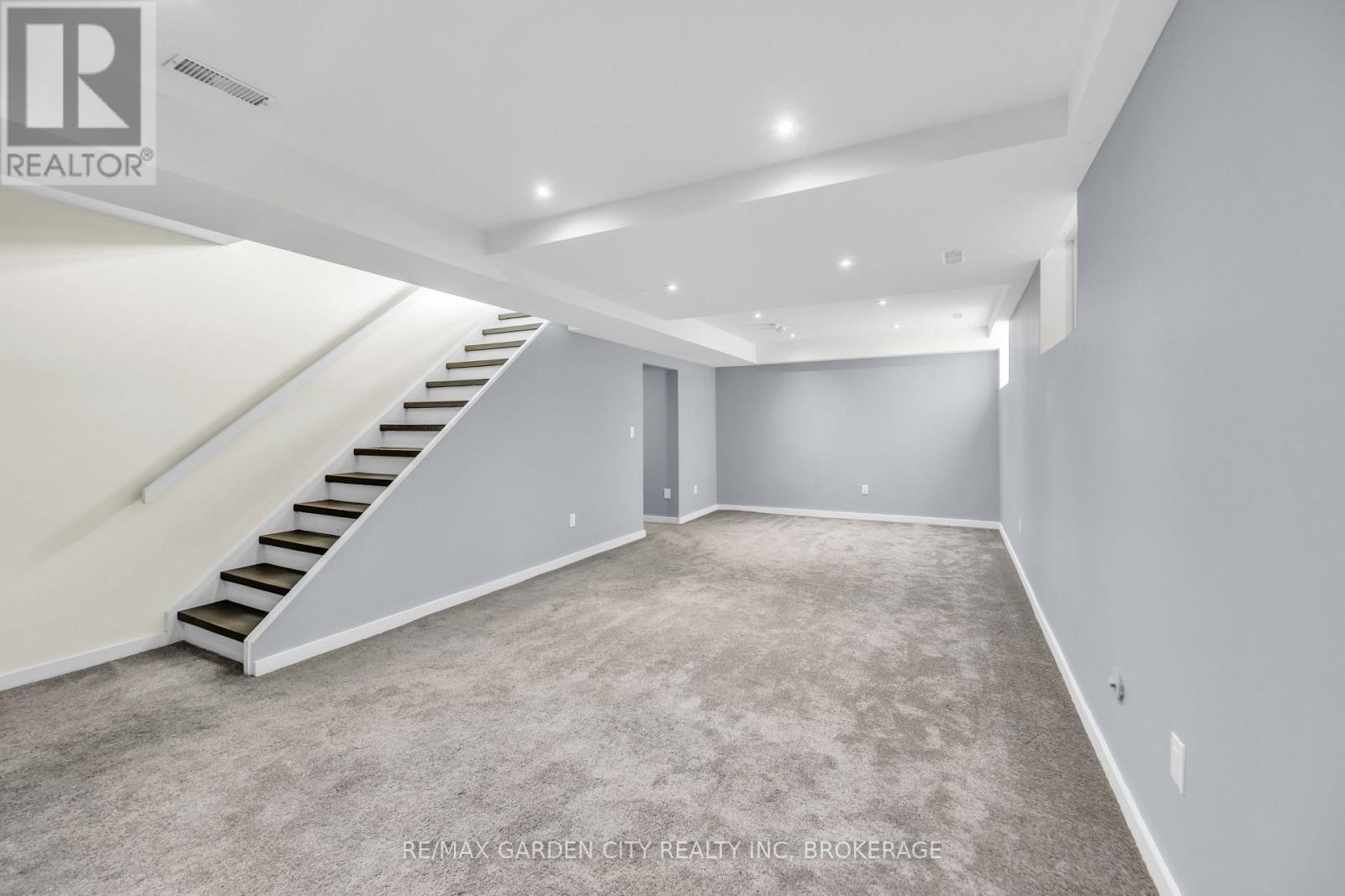 Photo 35 of 12 1 2 Beamer Court, Thorold ON
