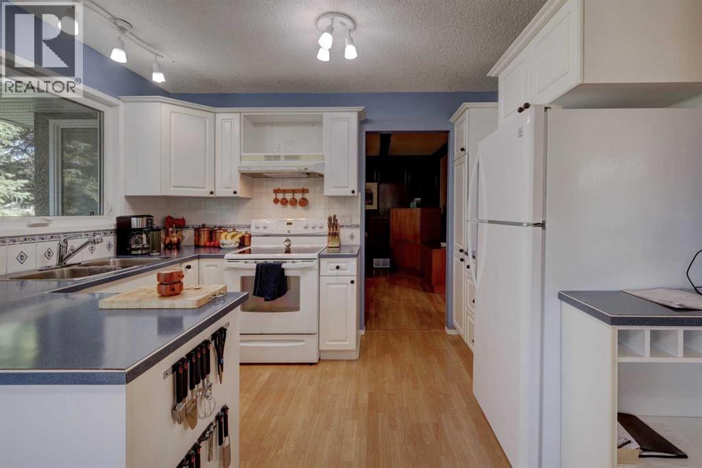 Photo 3 of 5601 Dalcastle Hill Nw, Calgary AB