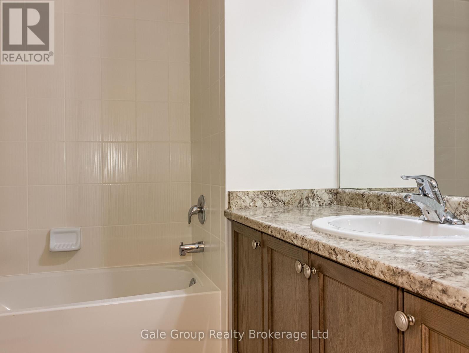 Photo 18 of 200 Harcourt Crescent S, Woodstock ON