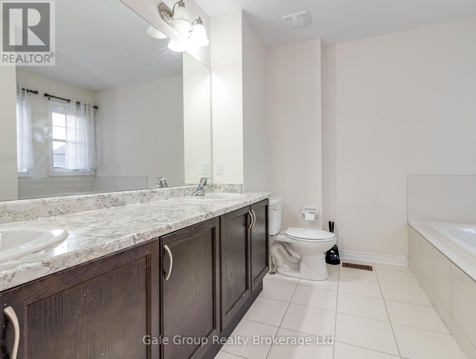 Photo 31 of 200 Harcourt Crescent S, Woodstock ON