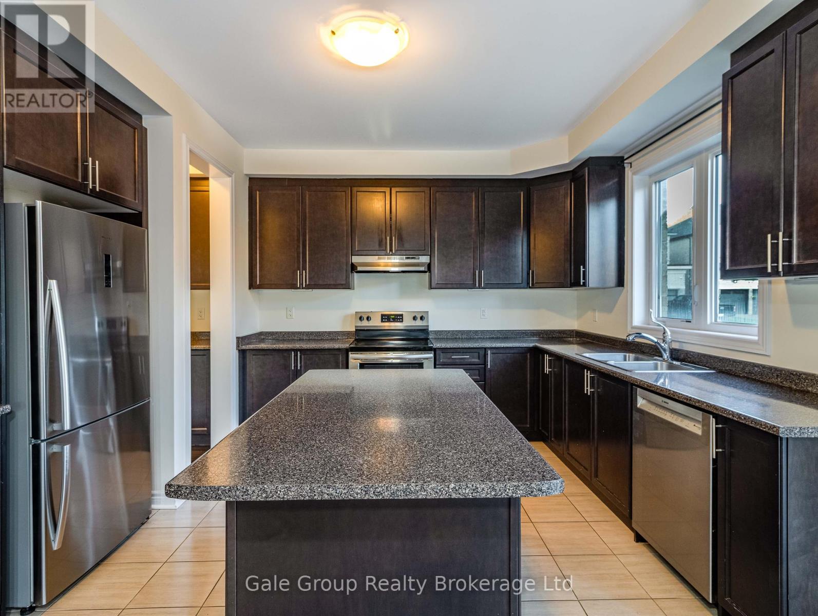 Photo 20 of 200 Harcourt Crescent S, Woodstock ON