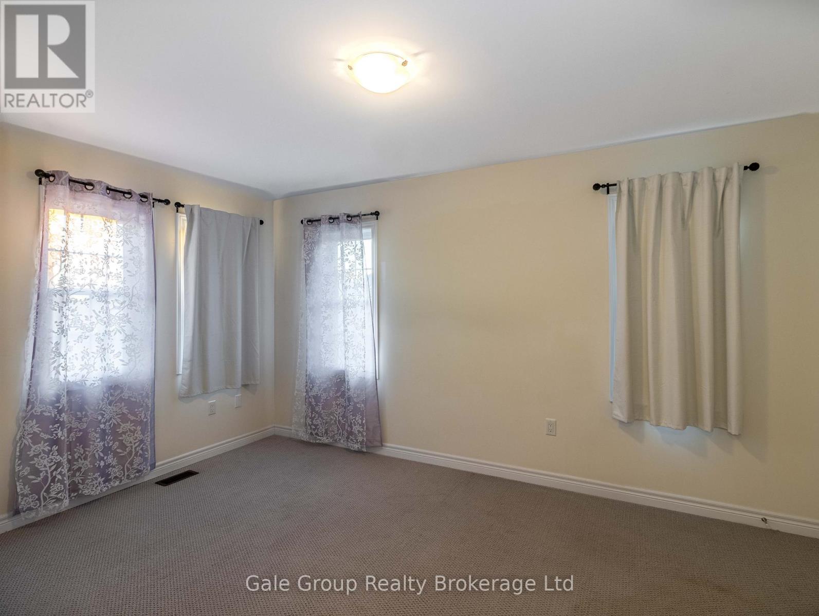Photo 36 of 200 Harcourt Crescent S, Woodstock ON