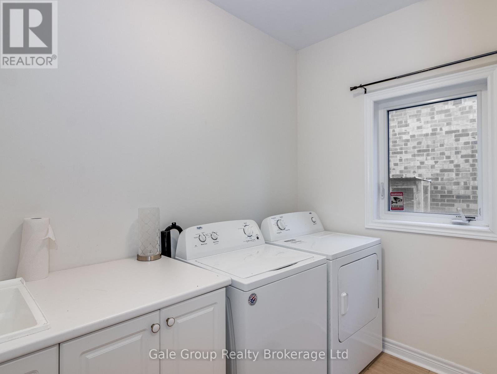 Photo 11 of 200 Harcourt Crescent S, Woodstock ON