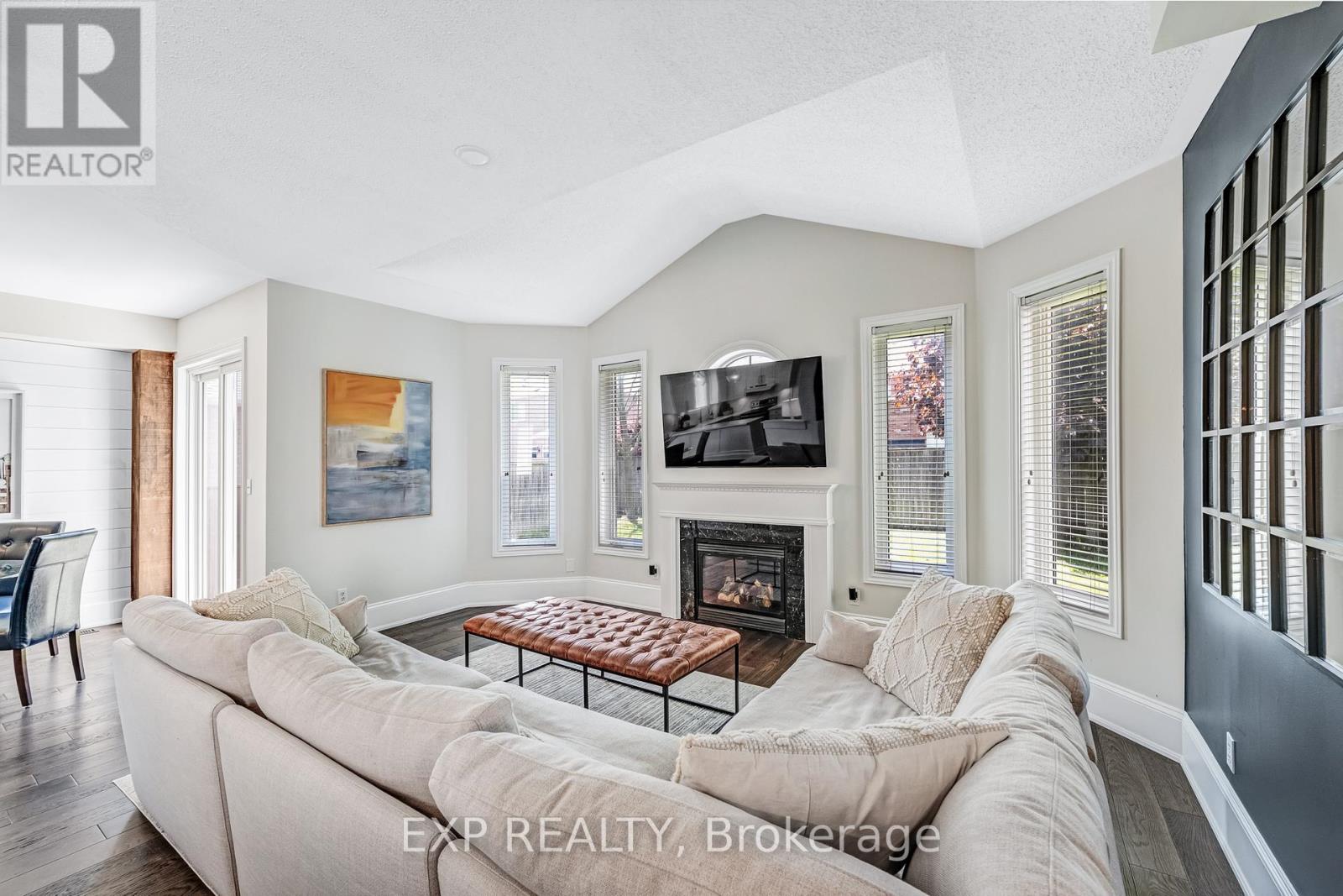 Photo 3 of 184 Cachet Boulevard, Whitby ON