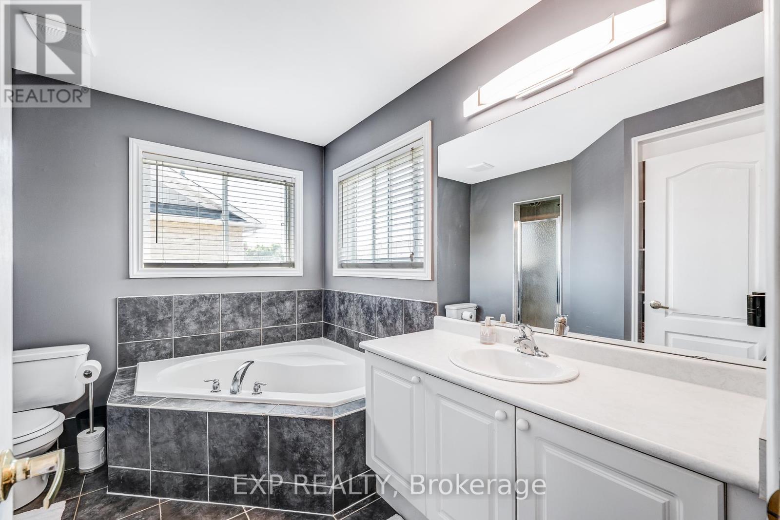 Photo 31 of 184 Cachet Boulevard, Whitby ON