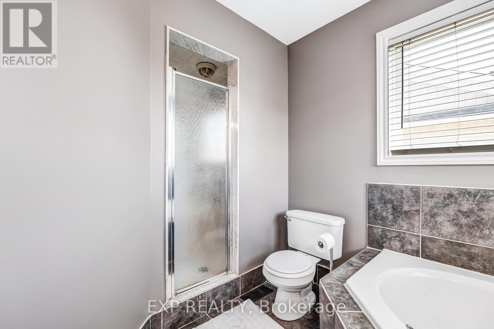 Photo 23 of 184 Cachet Boulevard, Whitby ON