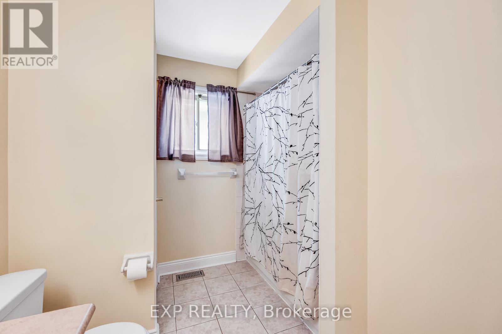 Photo 41 of 184 Cachet Boulevard, Whitby ON