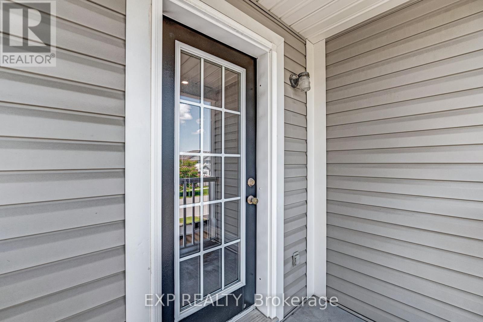 Photo 2 of 184 Cachet Boulevard, Whitby ON