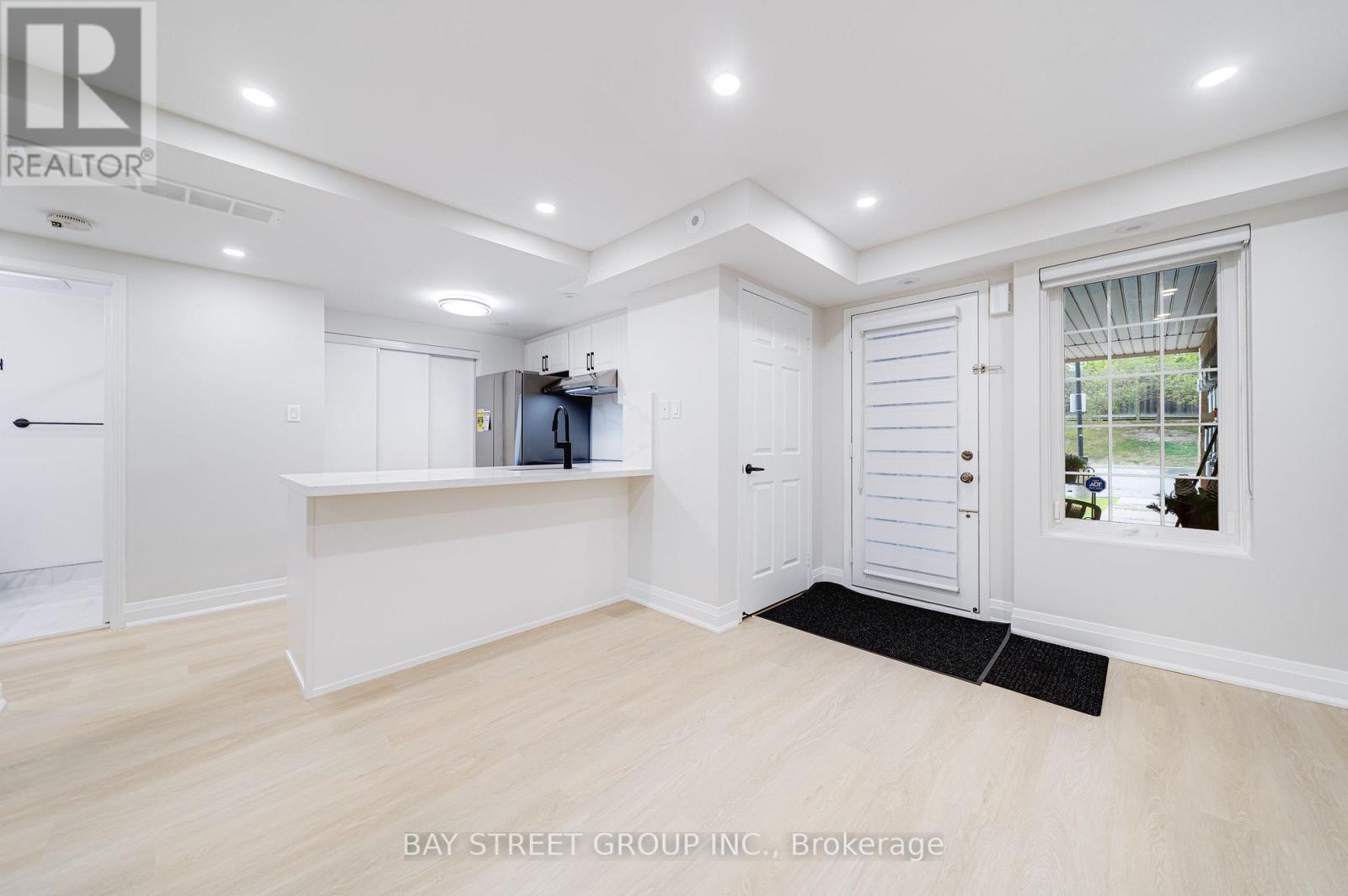 Photo 8 of 120 42 Pinery Trail, Toronto ON