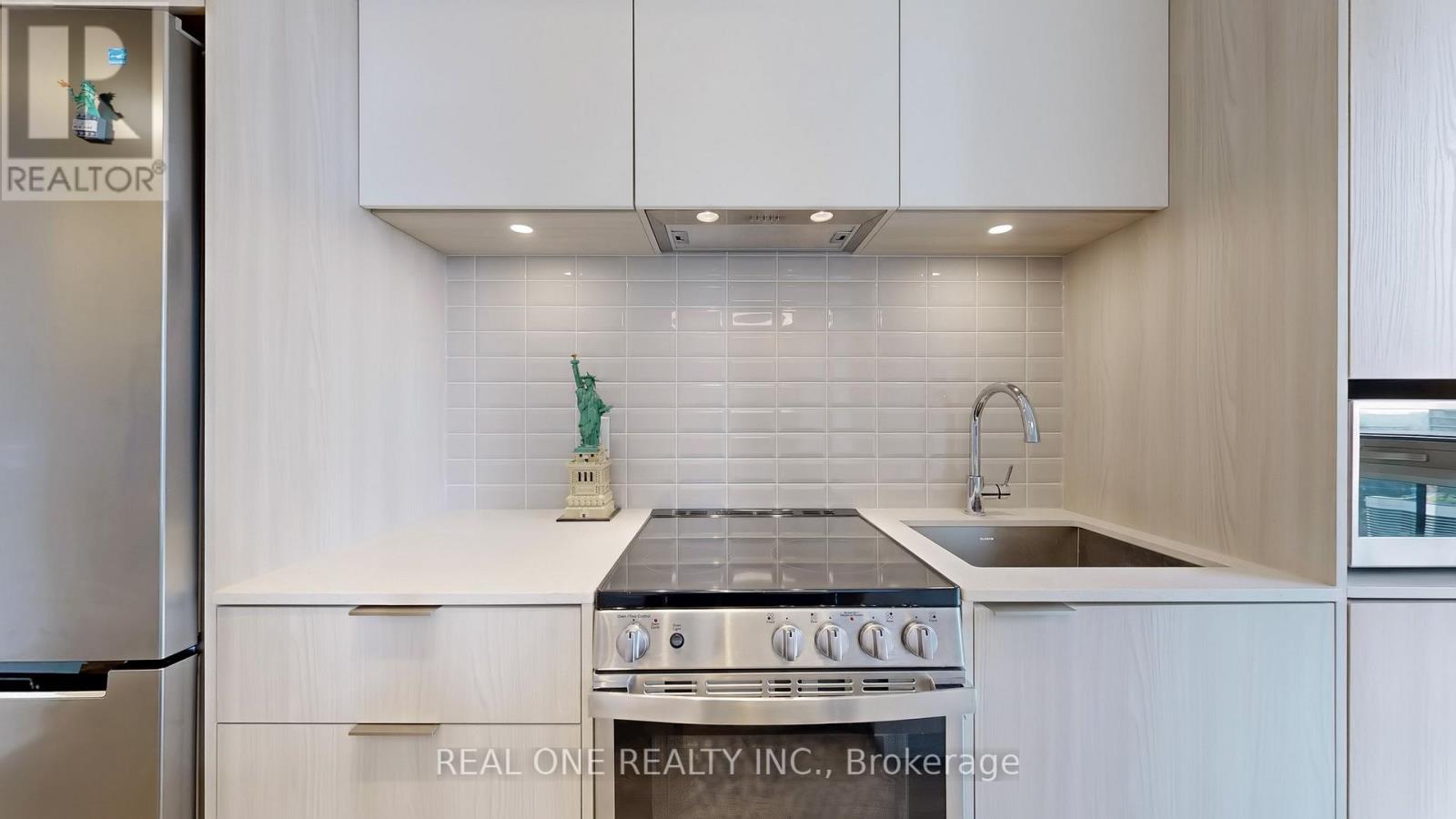 Photo 15 of 808 70 Annie Craig Drive, Toronto ON