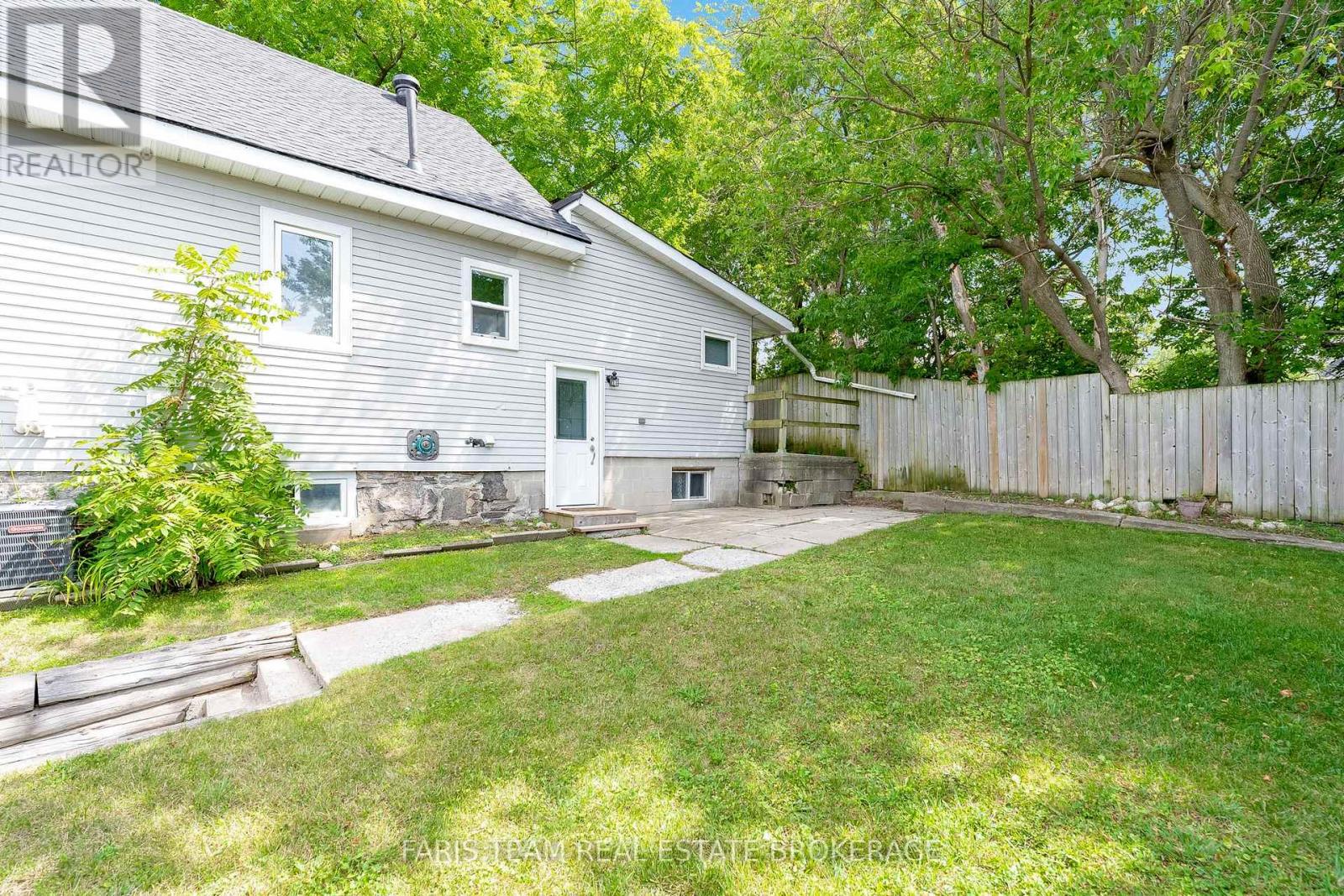 Photo 4 of 405 Bay Street, Midland ON